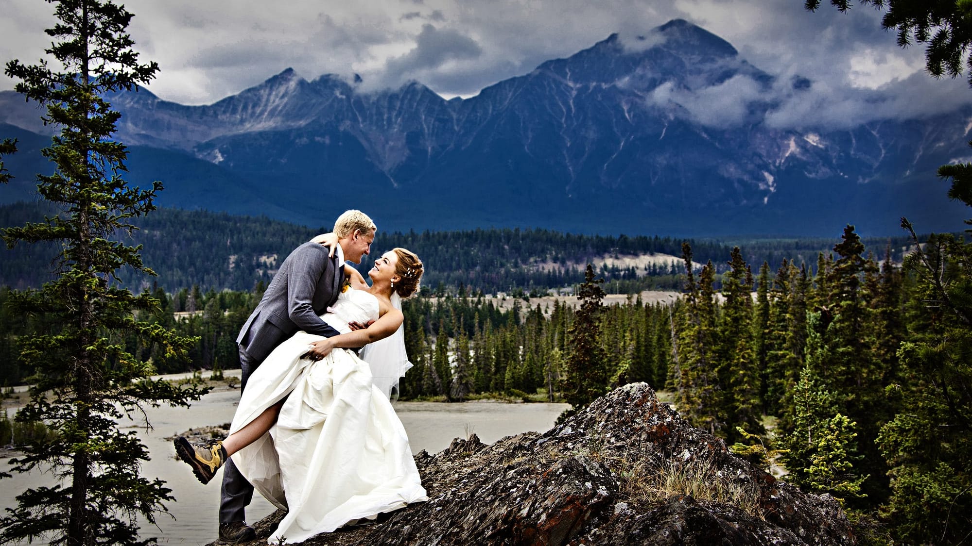 groom dipping bride on top of Old Fort Point- creating your Jasper wedding budget